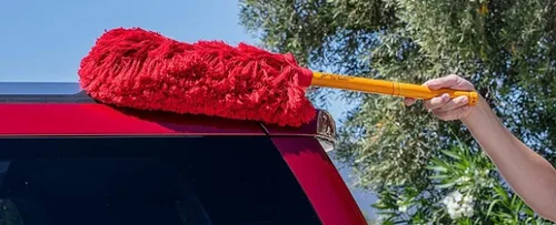 Vista 2 de California Car Duster Super Duster, rojo XL camión y SUV plumero con mango de madera 73668