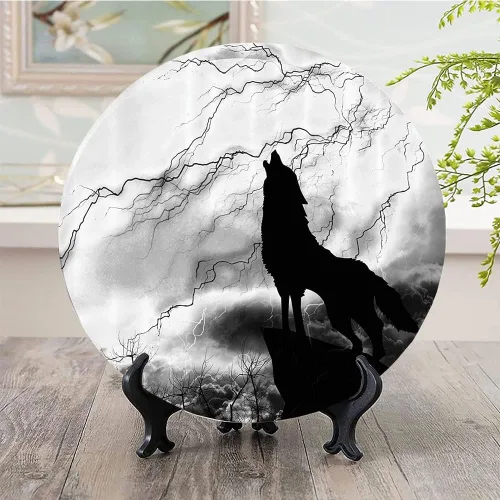 Vista 2 de Placa de exhibición de cerámica, placa decorativa colgante de cerámica de lobo, animal aullando en el acantilado bajo la luna llena, 6 pulgadas