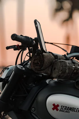 Vista 8 de ROKFORM Soporte de percha para motocicleta, se adapta a la mayoría de Harley, métricas y cruceros indios, asegura la celda a través de RokLock e