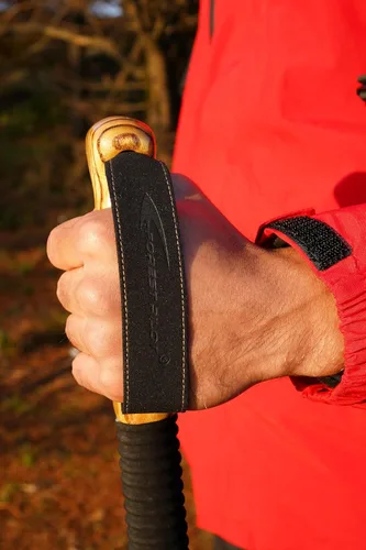 Vista 3 de FOREST PILOT Bastón de trekking – 1 unidad de madera de sasafrán ajustable y desmontable para senderismo o bastón