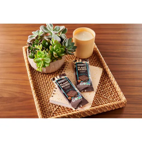 Vista 5 de HERSHEY'S Barra de caramelo extra cremosa a base de plantas con almendras y sal marina, 1.55 onzas (12 unidades)