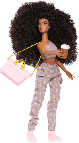 Vista 4 de Naturalistas Fashion Pack Coffee Casual Conjunto de 7 piezas y accesorios para muñecas Naturalistas de 11.5 pulgadas de alto, diseñado