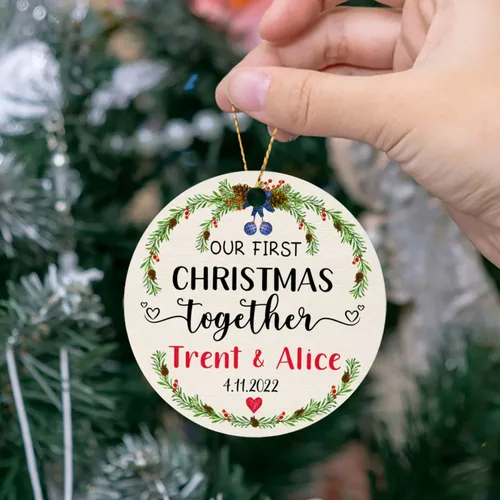Vista 5 de Adorno de decoración de pareja juntos Navidad 2025, Adorno personalizado de nuestra primera Navidad juntos, regalo para citas, aniversario, pareja