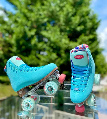 Vista 4 de VNLA Parfait - Patines de ruedas para mujer De moda, cómodos y perfectos para pies anchos Patines de cuatro ruedas de caña alta High-Top Quad