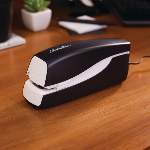 Vista 2 de Swingline Engrapadora eléctrica, capacidad para 20 hojas, portátil, tira completa, alimentación por enchufe o batería, color negro (48200)