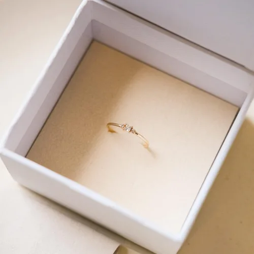 Vista 6 de Anillo de compromiso de moissanita de oro amarillo de 14 quilates para mujer Anillo de compromiso de tres piedras de oro macizo Anillos apilables