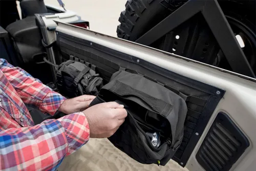 Vista 7 de Smittybilt 5662301 G.E.A.R. Funda negra para puerta trasera de Jeep Wrangler