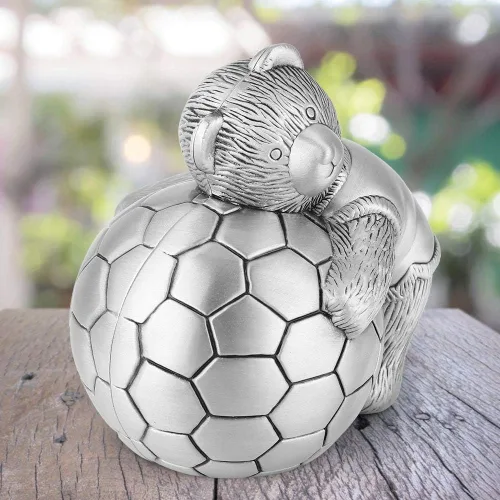 Vista 6 de Hucha de metal con diseño de oso pequeño con caja de dinero de fútbol, hucha de ahorro para decoración del hogar para niños