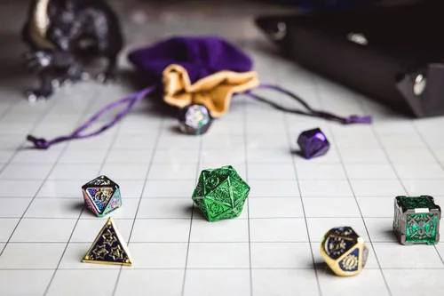 Vista 8 de FanRoll Mystery Misfit Metals: bolsa de 7 dados de metal poliédricos surtidos de 0.630 in