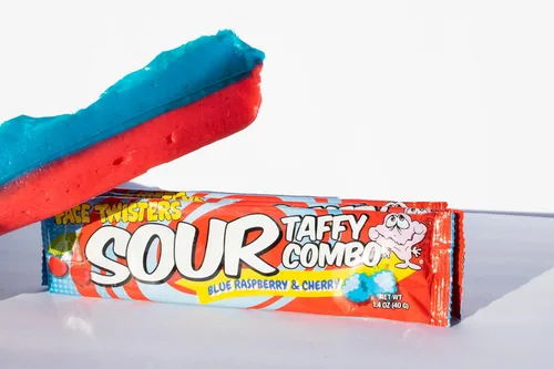 Vista 3 de Face Twisters Combo de caramelo agrio de frambuesa azul y cereza 1.4 oz