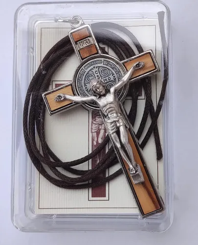 Vista 4 de Collar con colgante cristiano de cruz de crucifijo de metal de madera de olivo de San Benito, 3 pulgadas, Metal Madera, No es una piedra preciosa