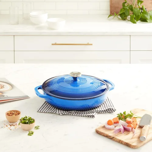 Vista 7 de Lodge Cacerola Ovalada de Hierro Fundido Esmaltado de 3.6 Cuartos con Tapa – Asas Dobles – Apta para Horno hasta 500°F o en Estufa – Úsela