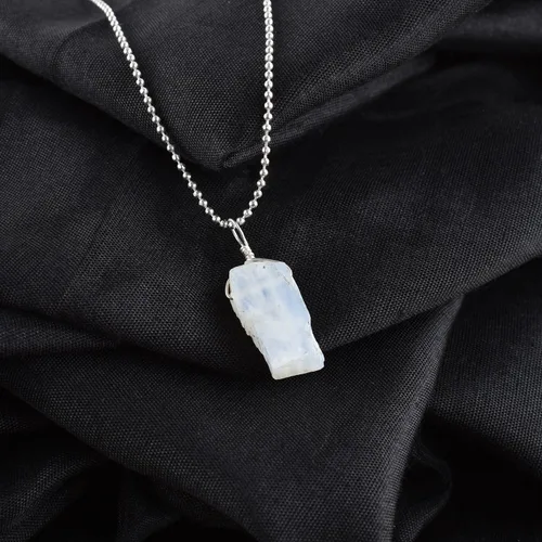 Vista 3 de Collar con colgante de piedra lunar blanca natural cruda, piedras ásperas, cristales curativos de chakras, chapado en plata, piedra de nacimiento
