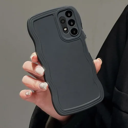 Vista 2 de UEEBAI Funda de silicona con marco ondulado para Samsung Galaxy A13 5G, lindo marco ondulado, ajuste delgado, a prueba de golpes, funda suave y Negro