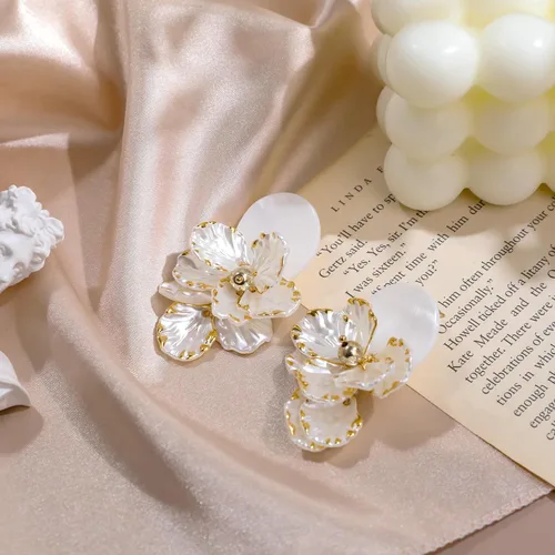 Vista 7 de Aretes de flores de cobre, aretes de aleación hechos a mano, diseño de pétalos bohemios, aretes colgantes para mujeres y niñas