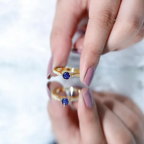 Vista 4 de Anillo de compromiso con solitario mínimo de zafiro azul, redondo de 0.197 in, calidad AAA, joyería inspirada en flores para mujer
