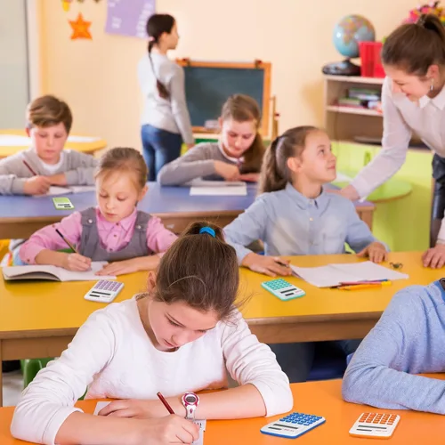 Vista 7 de Hoteam - Calculadora básica de bolsillo para el regreso a la escuela, 16 unidades, color brillante
