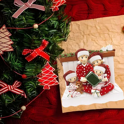Vista 4 de Adornos de Navidad personalizados, adorno familiar 2023, pijama con nombre personalizado, decoración familiar, árbol de Navidad, colgante colgante