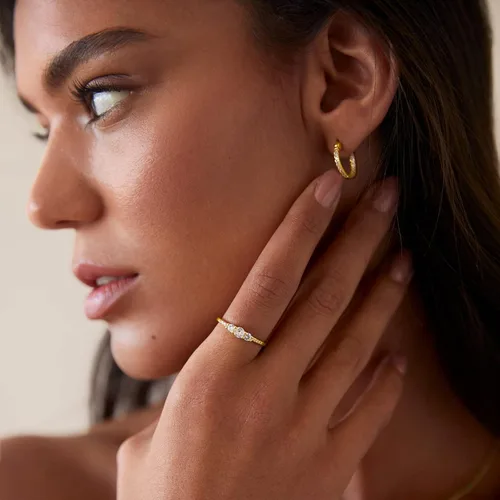Vista 2 de PAVOI Anillo redondo de 3 piedras con circonita cúbica chapada en oro de 14 quilates, anillo de compromiso para mujeres y ella