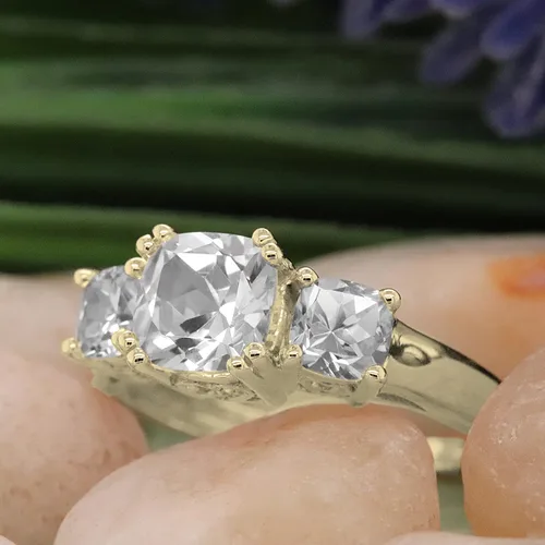 Vista 67 de Dazzlingrock Collection Anillo de boda de 3 piedras preciosas creadas en el centro de cojín de 0.04 quilates y diamante blanco natural redondo