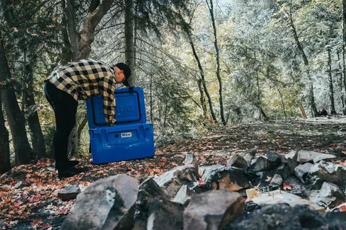 Vista 6 de Blue Coolers Ice Vault – 60 Quart, Roto-Molded Ice Cooler Large Ice Chest Holds Ice up to 10 Days Blanco ártico
