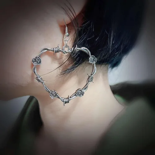 Vista 4 de Aretes de aro góticos de alambre de púas para mujer, aretes góticos de corazón negro, aretes punk grandes y gruesos, aretes colgantes grandes, Zinc