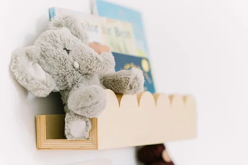 Vista 2 de Estantes flotantes para libros de guardería con bordes festoneados, estantes colgantes Montessori de madera para habitaciones de niños, estantería