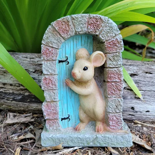 Vista 4 de Puerta mágica de hadas con encantador patrón de piedra y figura de ratón juguetona