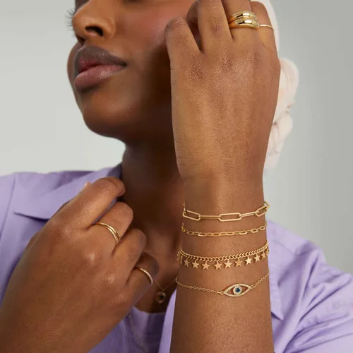 Vista 5 de Dremmy Studios Pulsera de oro para mujer, chapada en oro de 18 quilates, delicado clip de circonita cúbica, disco de moneda, estrella, cable