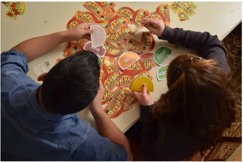 Vista 4 de University Games Taco Takeover juego de fiesta de cocina para niños