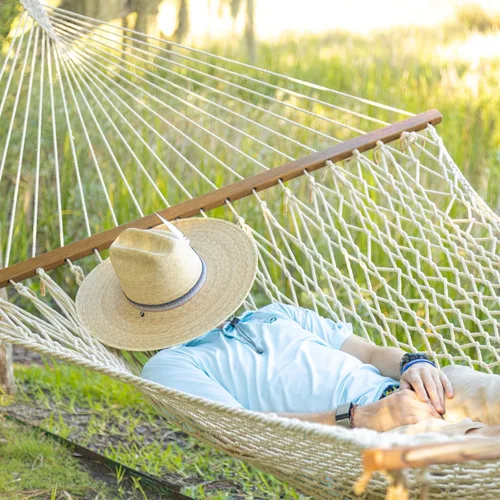 Vista 2 de Castaway Living - Hamaca doble tradicional tejida a mano con cuerdas de algodón, de 13 pies con cadenas de extensión, y ganchos para árboles gratis