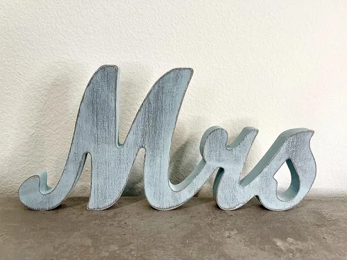 Vista 5 de Letrero de madera con texto en inglés "Mr & Mrs" para decoración de boda para mesa de recepción de novios. Letras de madera para centros de mesa