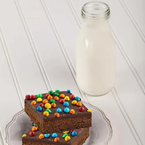 Vista 6 de Brownies Cesta de regalo Brownies de chocolate envueltos individualmente [9 unidades] cubiertos con chips de caramelo arcoíris Snacks