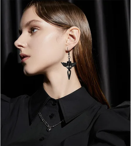 Vista 4 de Aretes colgantes de cruz negra con diseño de punk gótico único para mujeres y hombres, regalo de joyería de Halloween