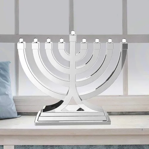 Vista 7 de Mini Menorá Eléctrica LED con Batería o Alimentada por USB - Botón de Presión con Múltiples Configuraciones de Luz - Menorá Pequeña que Funciona