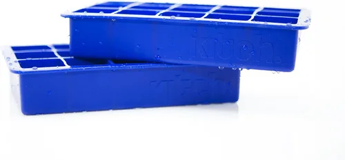 Vista 2 de Kitch Cube, bandeja de hielo, paquete de 2 cubos de hielo de silicona, color azul cobalto