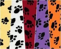 Vista 2 de The Yard - Tela de piel sintética con estampado de pata de Velboa