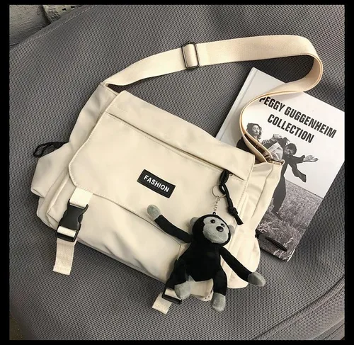Vista 6 de Inshere Bolso cruzado estético con bonitos pines y adornos, bolsa de mensajero de nailon para el hombro, bolsa japonesa Kawaii para mujeres y hombres