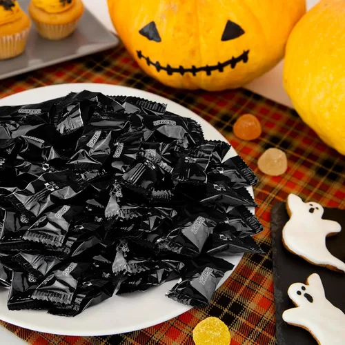 Vista 6 de Black Foils - Caramelos dulces y ácidos, bolsa de 1 libra de caramelos kosher con temática de color negro envueltos individualmente con sabor a