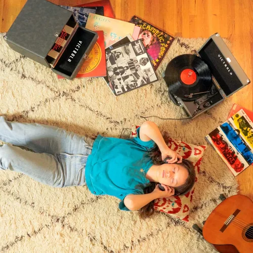 Vista 5 de Victrola Collector – Estuche de almacenamiento para discos – Contiene más de 30 discos de vinilo, herrajes resistentes, bisagras y esquinas