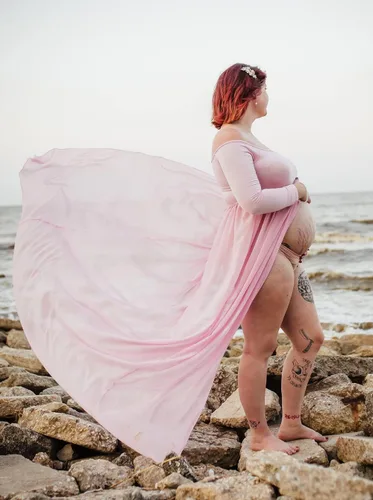 Vista 5 de Yuanlar Vestido de maternidad de manga larga con hombros descubiertos, vestido de gasa con abertura frontal para sesión de fotos