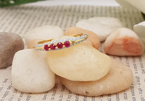 Vista 3 de Dazzlingrock Collection Anillo de boda redondo de rubí y diamante blanco apilable para mujer en oro