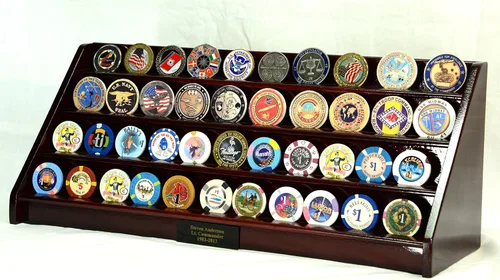 Vista 5 de 4 filas 40 Challenge Coin Casino Chip Display Case Rack Holder Stand para mesa Estante Escritorio