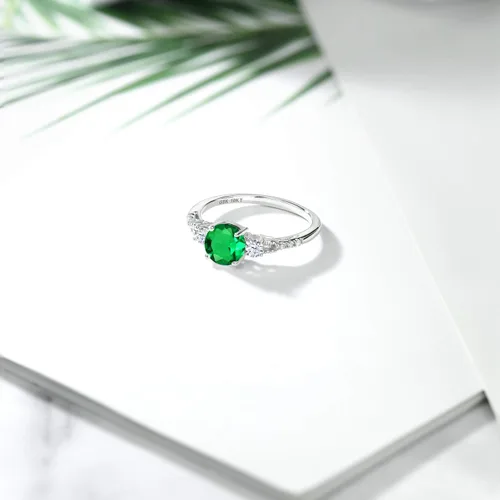 Vista 4 de Gem Stone King Anillo de compromiso de 3 piedras de oro blanco esmeralda simulada de zafiro y diamante de imitación para mujer