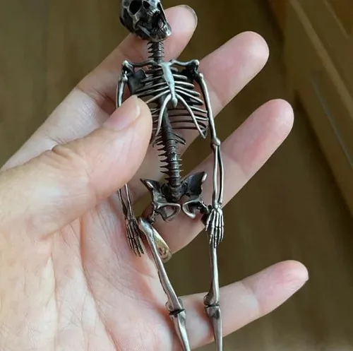 Vista 4 de Dije de esqueleto plateado de cuerpo completo, colgante de esqueleto humano espeluznante, collar con colgante de esqueleto de Halloween, regalo
