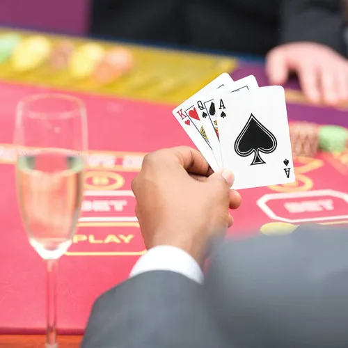 Vista 6 de LotFancy Naipes Pinochle, 2 mazos de cartas, negro y rojo, baraja especial de 48 cartas