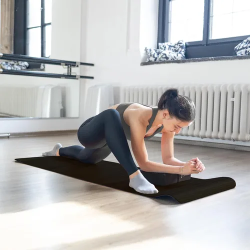 Vista 5 de BalanceFrom 7-Piece Yoga Set with 71x24x0.5 Inches Extra Thick Mat and Carrying Sling – Includes 2 Blocks, Stretch Strap, 2 Towels, and Knee Pad for