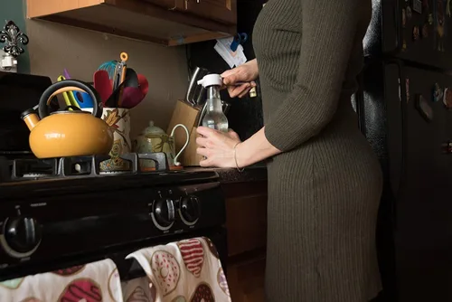 Vista 7 de Abrebotellas con tapas 5 en 1, abrebotellas, ideal para mujeres, niños, personas mayores, herramienta de cocina multiusos, fácil de abrir. Blanco