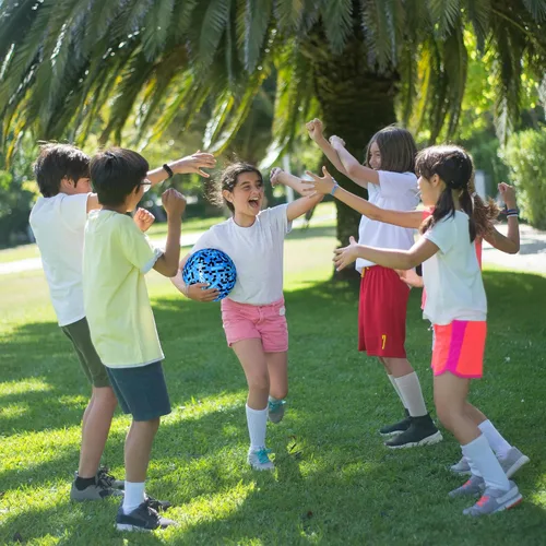 Vista 5 de Balón de fútbol tamaño 4 para niños, diseño rosa mosaico/azul, pelota de entrenamiento juvenil para niños y niñas, regalo de fútbol para interiores