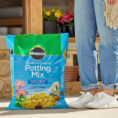 Vista 3 de Miracle-GRO Mezcla para macetas con control de humedad, para plantas en contenedor, protege contra el riego excesivo y insuficiente, 16 cuartos